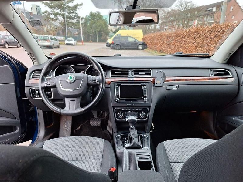 Gebraucht Skoda Superb Elegance 200 PS (147 kW) 2011 Blau Kombi