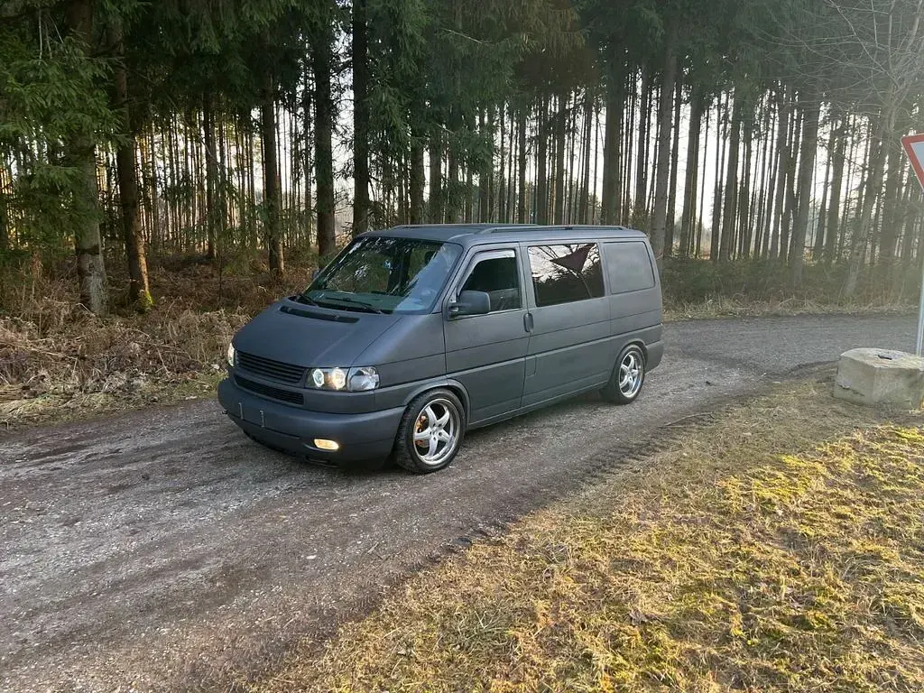 Second-hand VW Caravelle 102 CP (75 kW) 2000 Negru Van
