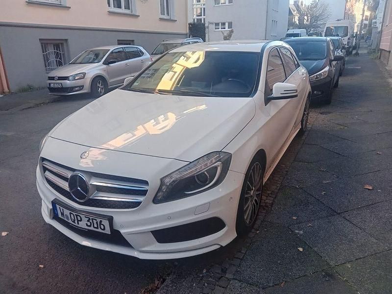 Weiß Gebraucht 2015 Mercedes 220 Limousine | 14.000 € - Bild 1/3