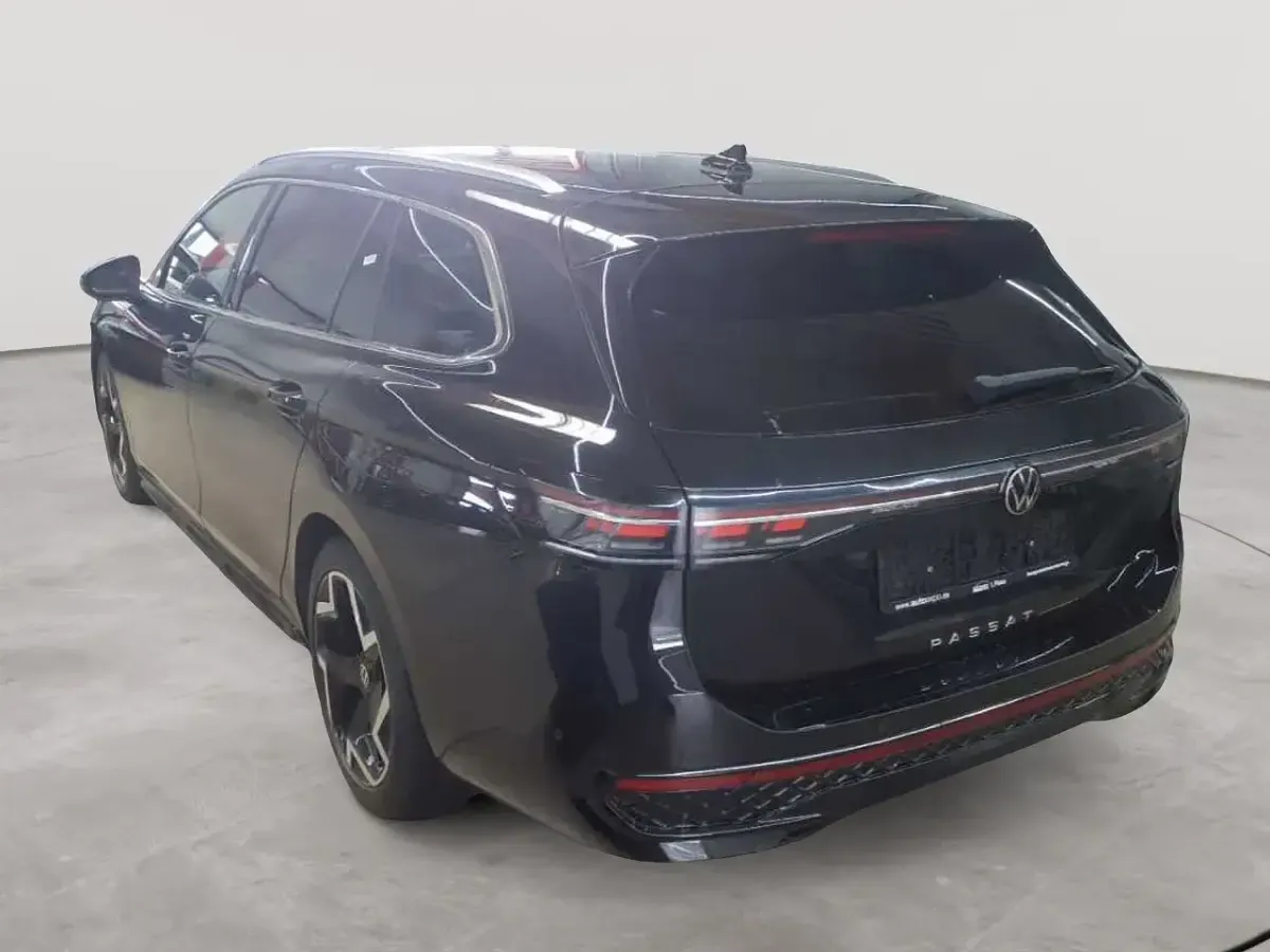 Gebraucht VW Passat R-line 150 PS (110 kW) 2025 Grenadillschwarz metallic Kombi