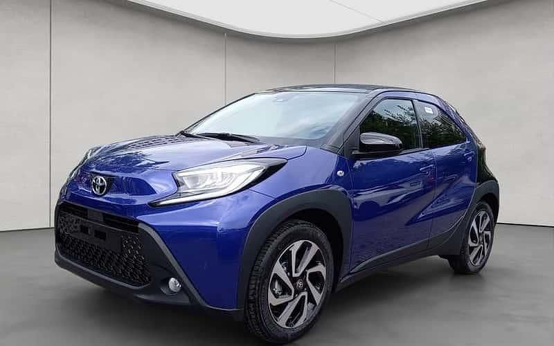 Juniper blue metallic/dach mys Neu 2025 Toyota Aygo X Play SUV | 20.750 € - Bild 1/4