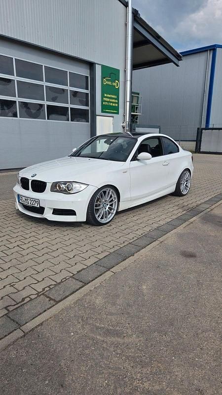 Weiß Gebraucht 2009 BMW 135 Coupé Performance Coupé | 14.000 € - Bild 1/4