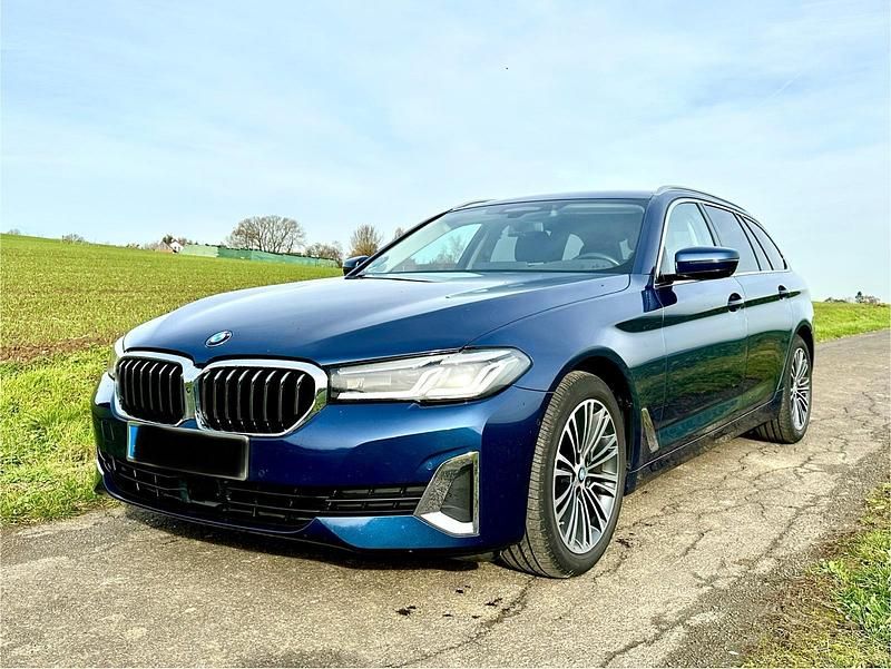 Blau Gebraucht 2020 BMW 520 Luxury Line Kombi | 31.700 € (Teuer) - Bild 1/4