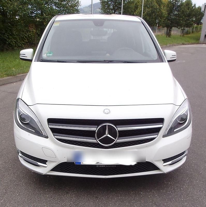Weiß Gebraucht 2013 Mercedes B180 Van / Kleinbus | 13.400 € (Teuer) - Bild 1/4