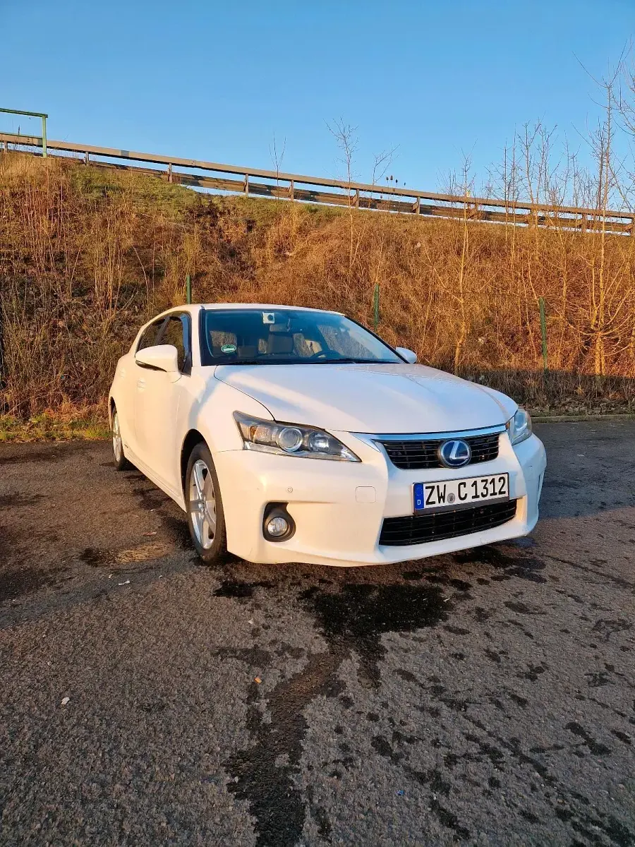 Second-hand Lexus CT200h 136 CP (100 kW) 2011 Alb Hatchback