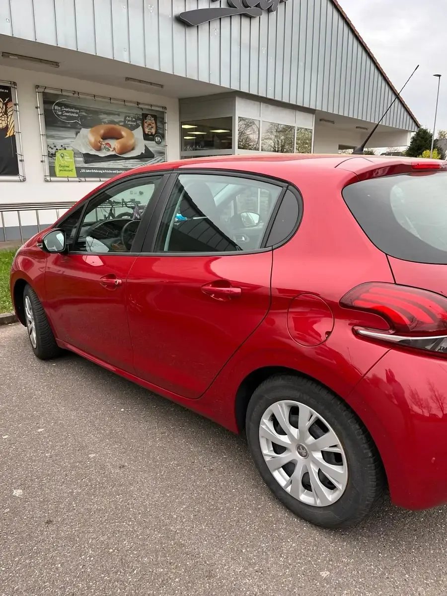 Gebraucht Peugeot 208 83 PS (61 kW) 2018 Rot Kleinwagen