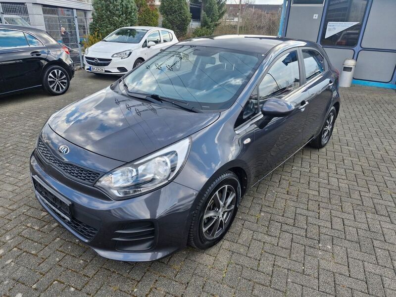 Grau Gebraucht 2015 Kia Rio Start Limousine | 6.950 € (Fairer Preis) - Bild 1/4