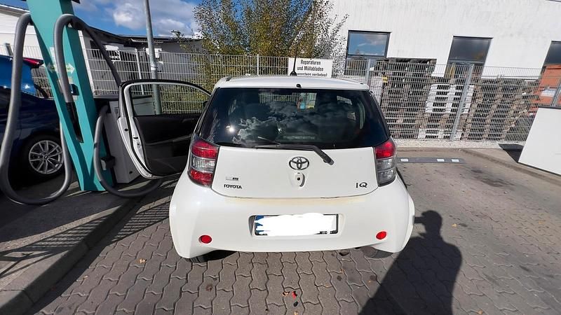 Weiß Gebraucht 2013 Toyota iQ Kleinwagen | 4.000 € - Bild 1/4