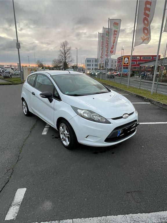 Gebraucht Ford Fiesta Ambiente 60 PS (44 kW) 2009 Weiß Kleinwagen