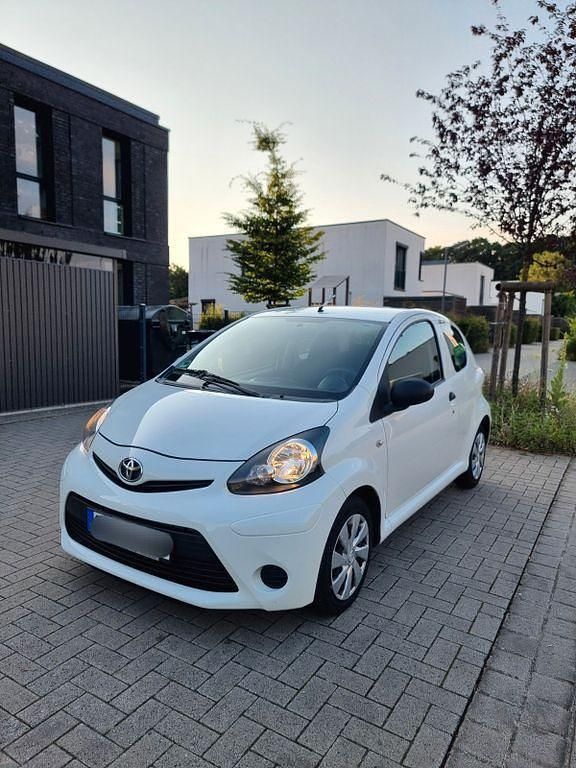 Weiß Gebraucht 2012 Toyota Aygo Kleinwagen | 1.900 € (Superpreis) - Bild 1/4