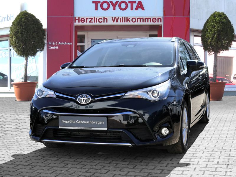 Titaniumblau mica metallic Gebraucht 2017 Toyota Avensis Edition-S Kombi | 15.990 € (Fairer Preis) - Bild 1/4