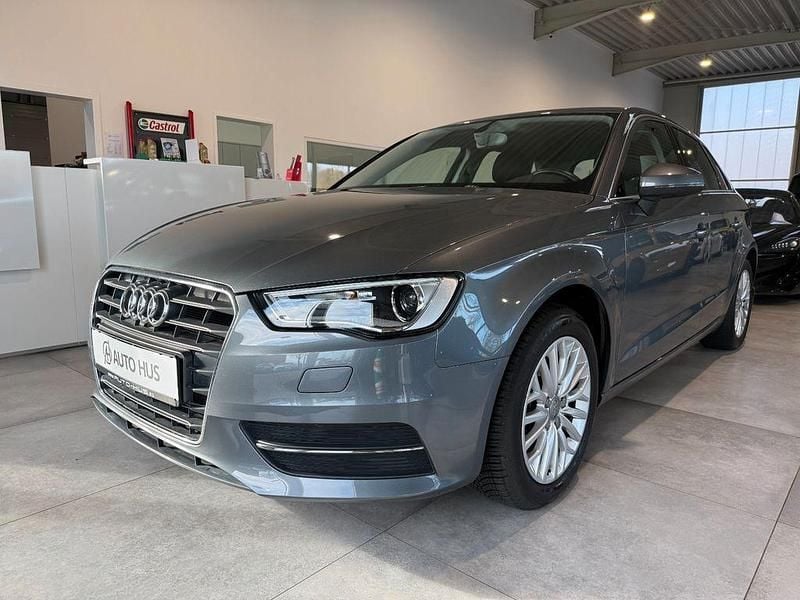 Grau Gebraucht 2015 Audi A3 Ambiente Limousine | 15.990 € (Fairer Preis) - Bild 1/4