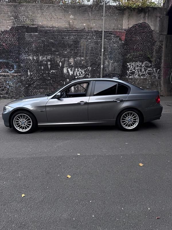 Gebraucht BMW 318 143 PS (105 kW) 2010 Grau Limousine