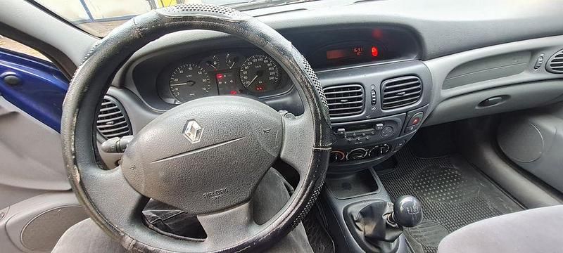 Blau Gebraucht 2001 Renault Mégane Dynamique Limousine | 1.499 € (Fairer Preis) - Bild 1/3