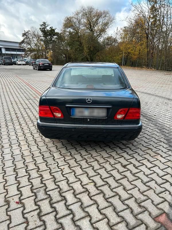 Second-hand Mercedes E320 220 CP (161 kW) 1996 Berlinǎ