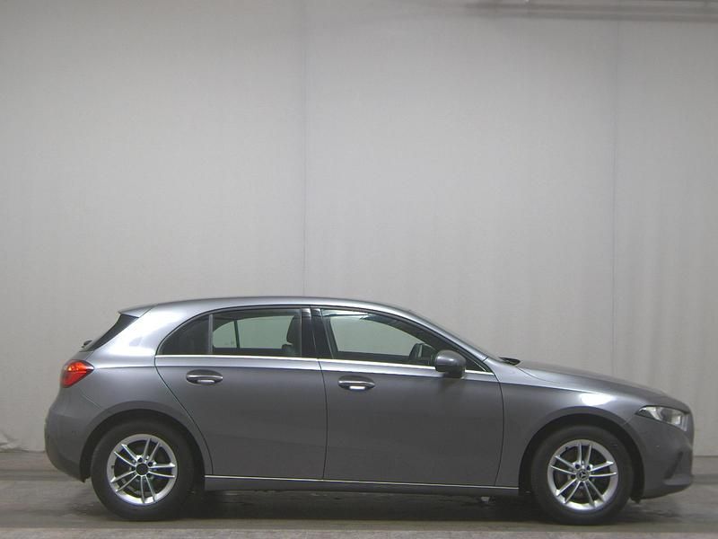 Mountaingrau metallic Gebraucht 2020 Mercedes A200 Limousine | 17.580 € (Superpreis) - Bild 1/4