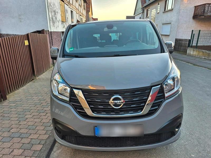 Grau Gebraucht 2017 Nissan NV300 Van | 17.999 € - Bild 1/4