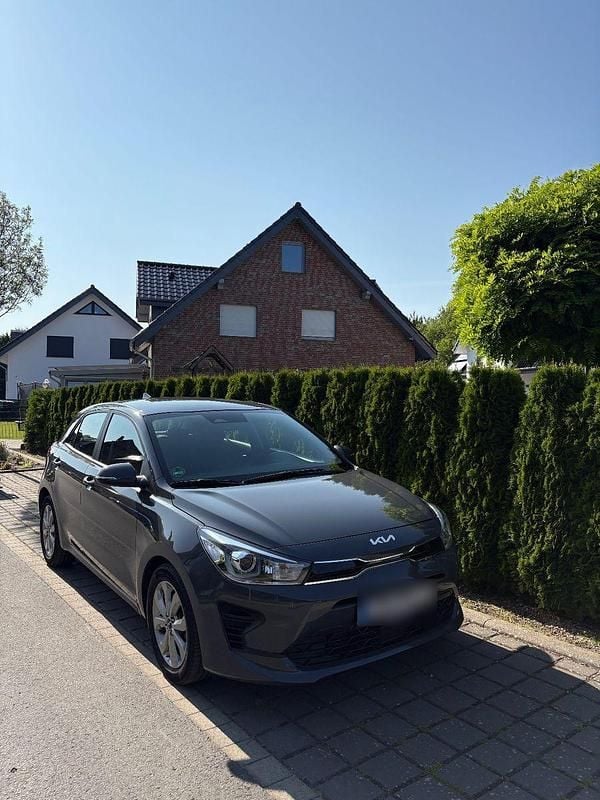 Grau Gebraucht 2022 Kia Rio Vision Kleinwagen | 14.999 € (Guter Preis) - Bild 1/4