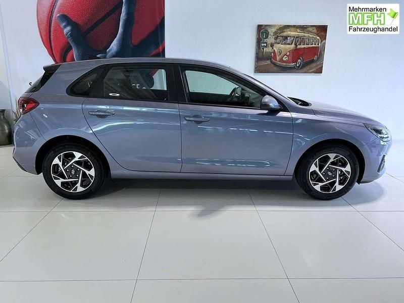 Neu Hyundai i30 GO! 99 PS (72 kW) 2025 Meta blue pearl Limousine