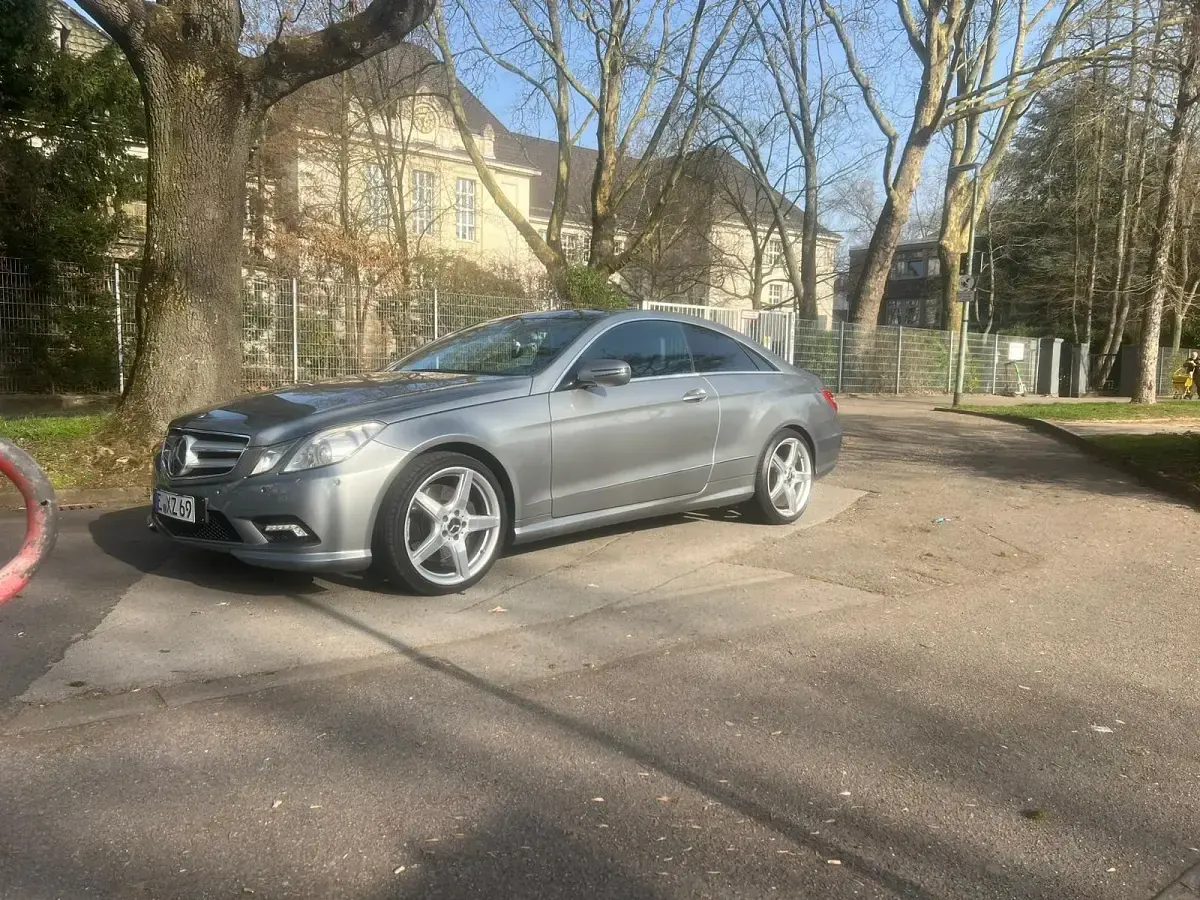 Gebraucht Mercedes E500 388 PS (285 kW) 2009 Grau Coupé