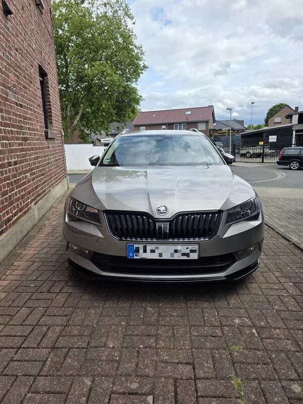 Beige Gebraucht 2018 Skoda Superb Kombi | 21.150 € (Fairer Preis) - Bild 1/4