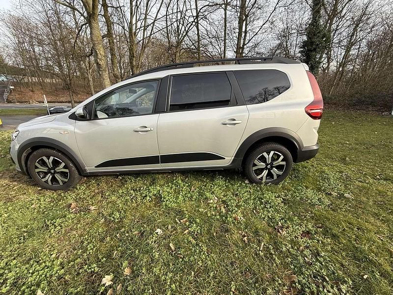 Gebraucht Dacia Jogger Comfort 110 PS (80 kW) 2022 Moonstone grau metallic Van / Kleinbus