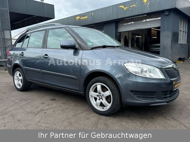 Grau Gebraucht 2011 Skoda Fabia Family Kombi | 2.990 € (Fairer Preis) - Bild 1/4