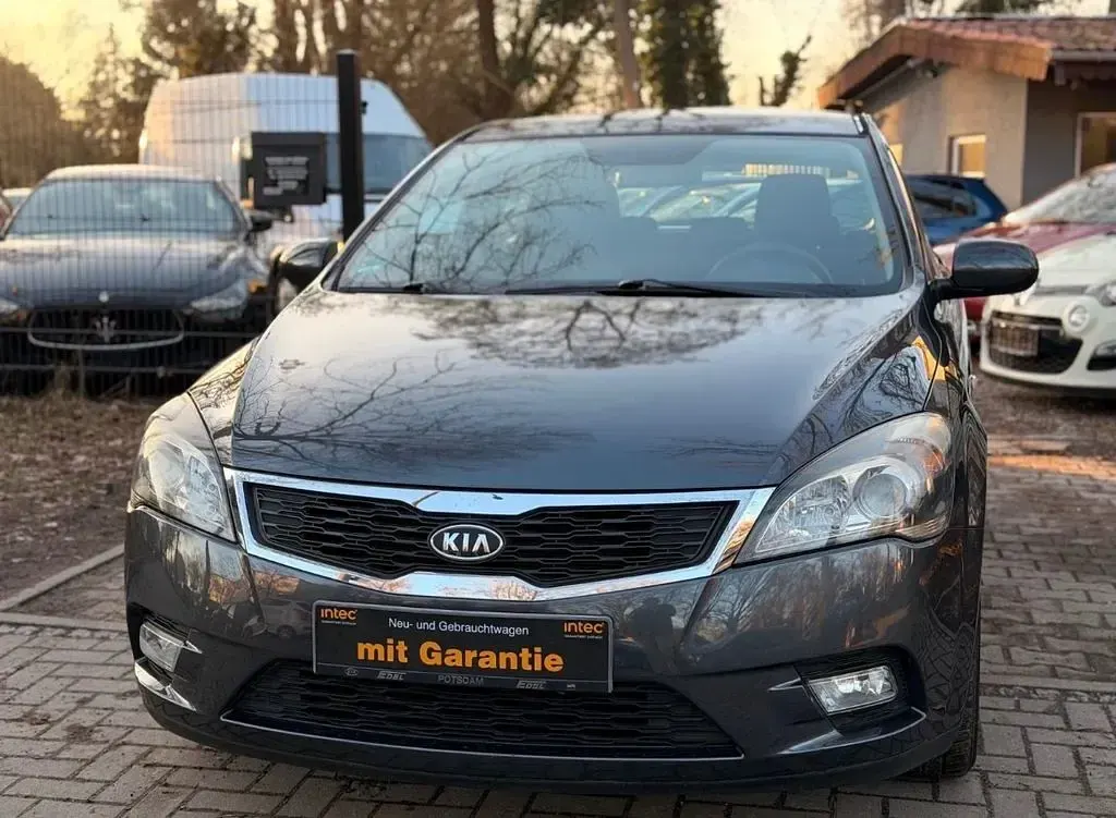 Używany Kia Ceed 109 KM (80 kW) 2009 Szary Hatchback