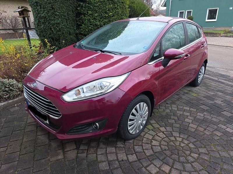 Rot Gebraucht 2013 Ford Fiesta Titanium Kleinwagen | 5.500 € (Superpreis) - Bild 1/4