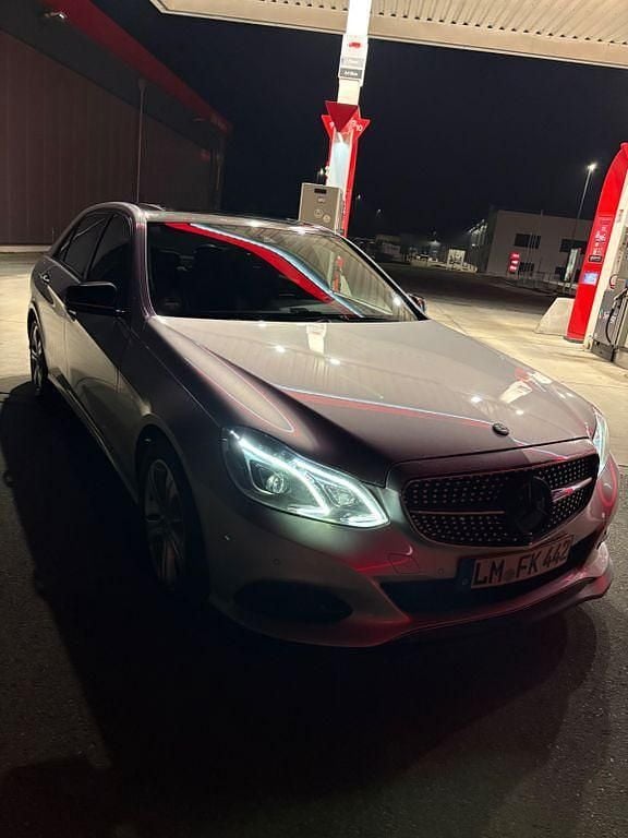 Silber Gebraucht 2013 Mercedes E220 Edition Limousine | 13.500 € (Fairer Preis) - Bild 1/4
