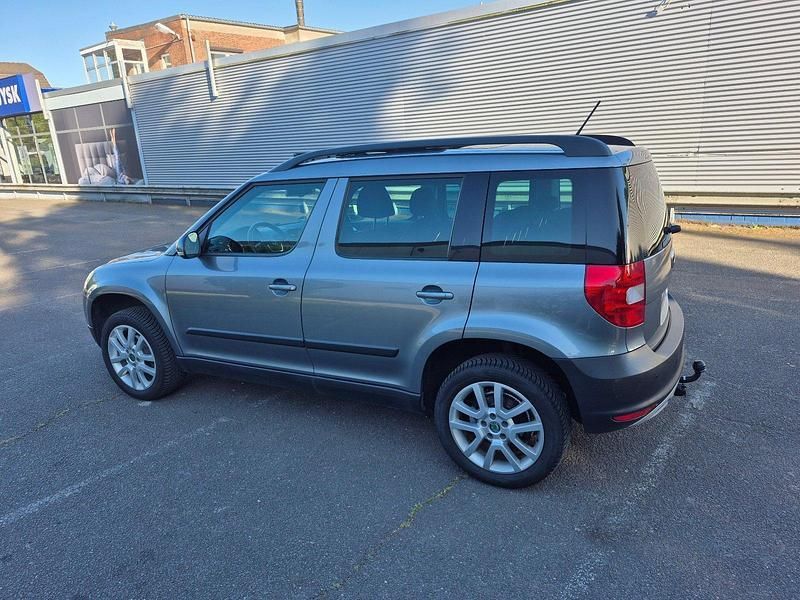 Grau Gebraucht 2012 Skoda Yeti SUV | 11.300 € (Teuer) - Bild 1/4