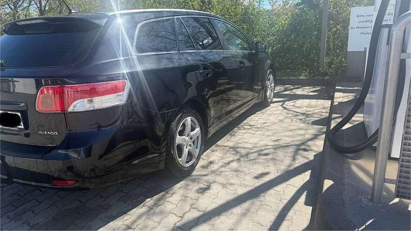 Gebraucht Toyota Avensis 132 PS (97 kW) 2011 Schwarz Kombi