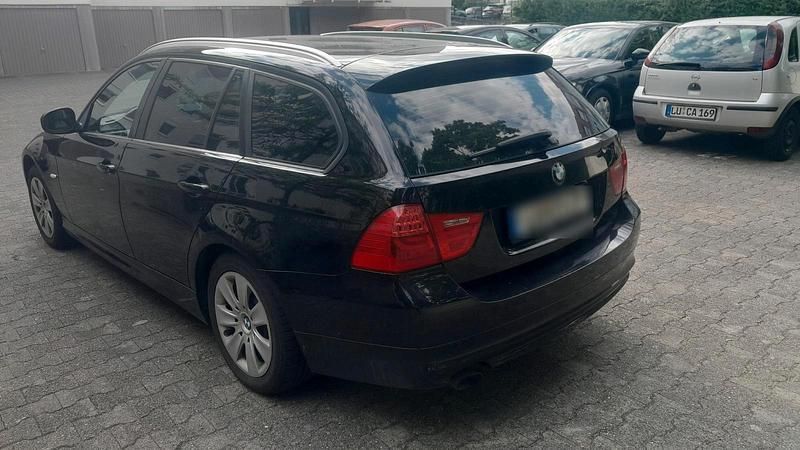 Schwarz Gebraucht 2011 BMW 318 Kombi | 3.000 € (Superpreis) - Bild 1/4