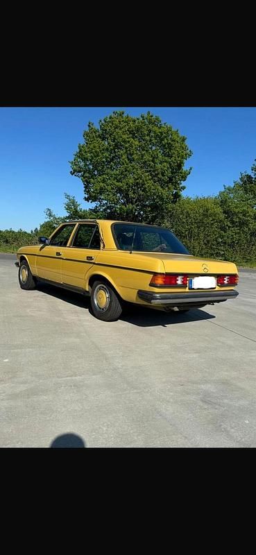 Gebraucht Mercedes 230 108 PS (79 kW) 1977 Gelb Limousine