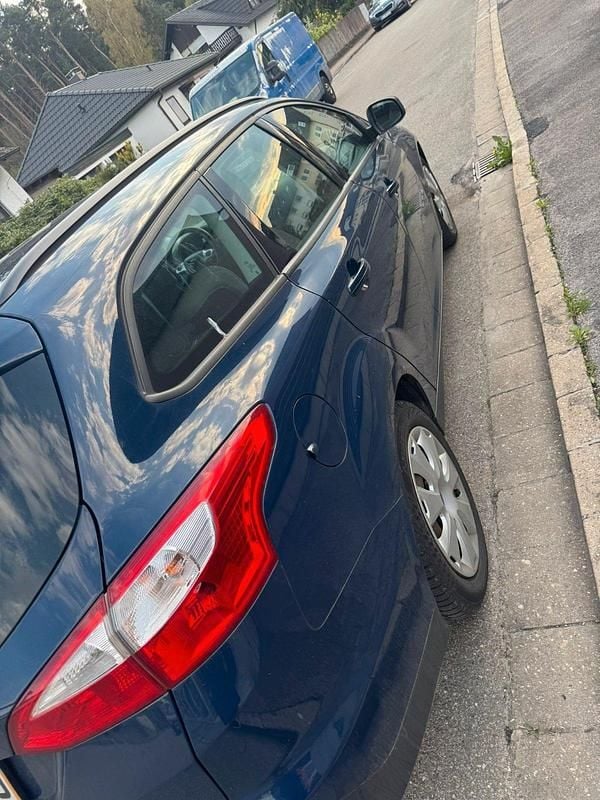 Usado Ford Focus Ambiente 101 CV (74 kW) 2014 Azul Familiar