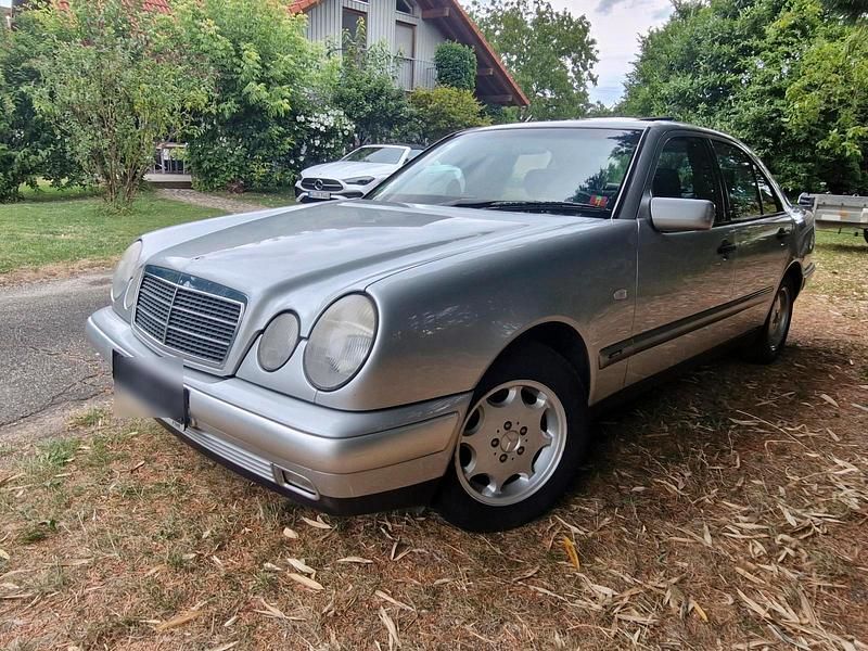 Silber Gebraucht 1998 Mercedes E240 Limousine | 1.990 € (Superpreis) - Bild 1/4