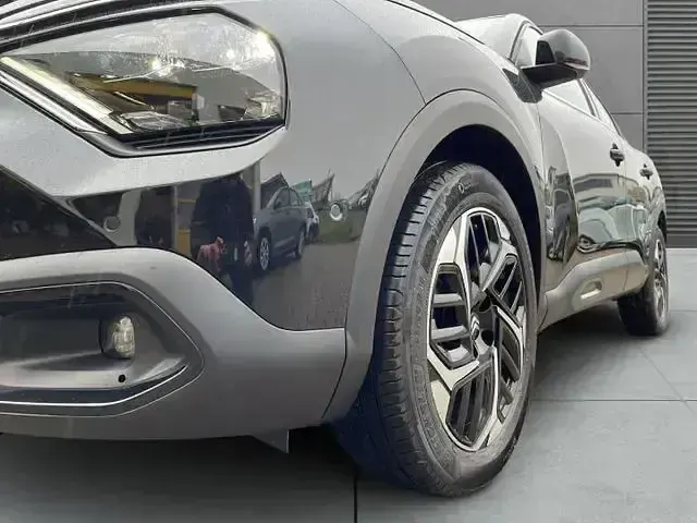 Gebraucht Citroën C4 Shine 131 PS (96 kW) 2023 Lackierung schwarz perla nera/ Limousine