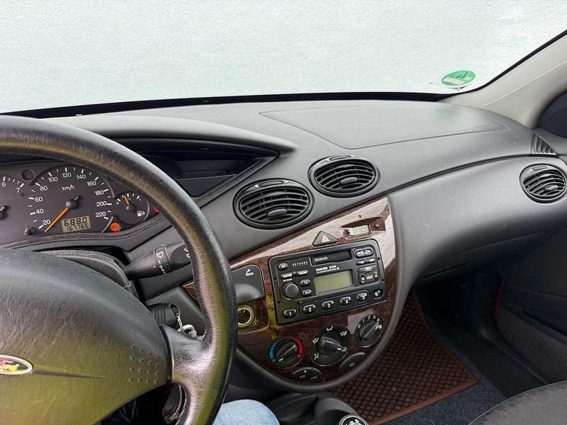 Gebraucht Ford Focus Ghia 116 PS (85 kW) 1999 Rot Limousine