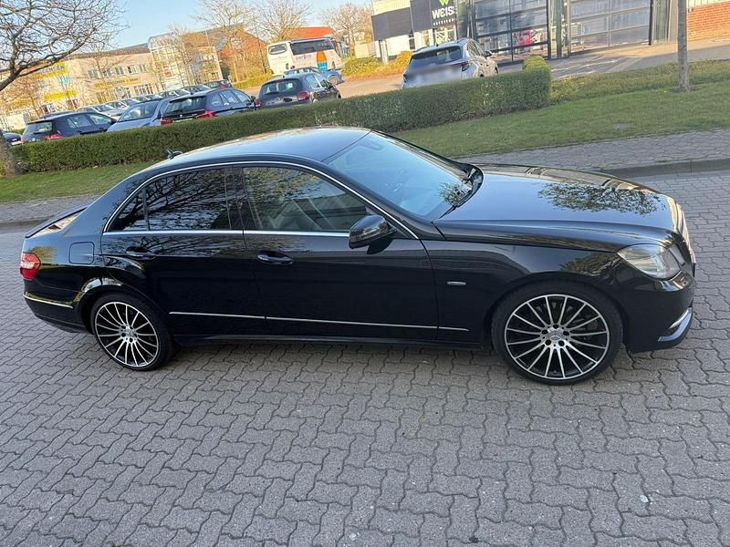 Second-hand Mercedes E300 231 CP (169 kW) 2012 Negru Berlinǎ