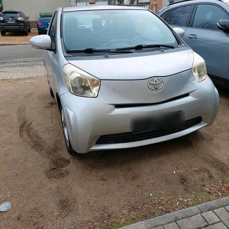 Gebraucht Toyota iQ 68 PS (50 kW) 2009 Silber Kleinwagen