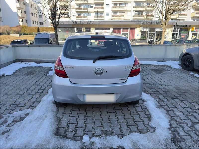 Gebraucht Hyundai i20 75 PS (55 kW) 2010 Silber Kleinwagen