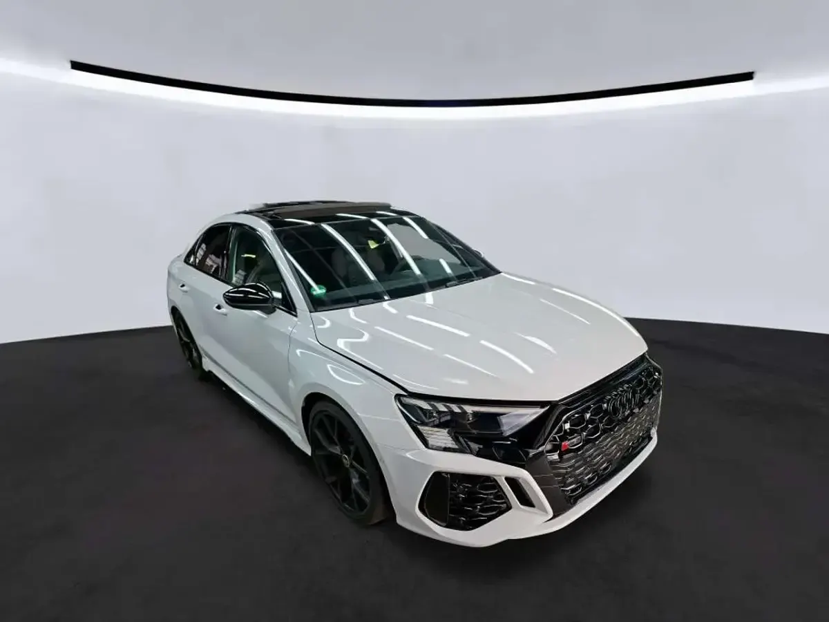 Gebraucht Audi RS3 Sport 400 PS (294 kW) 2024 Gletscherweiß metallic Limousine
