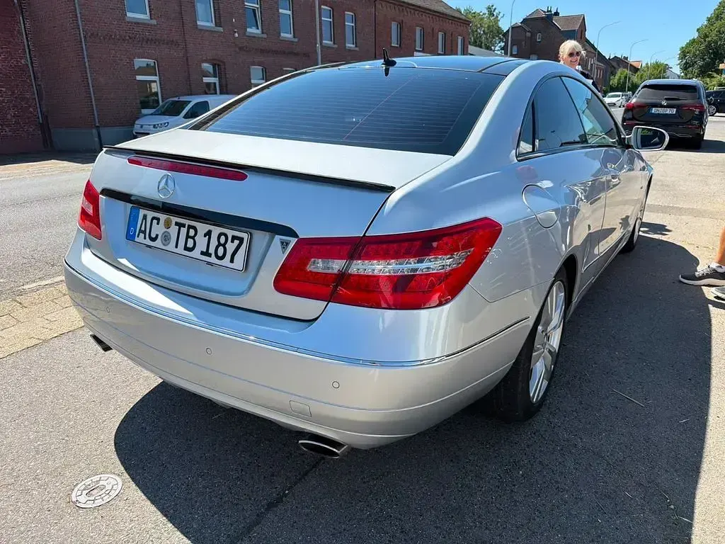 Gebraucht Mercedes E350 231 PS (169 kW) 2009 Silber Coupé