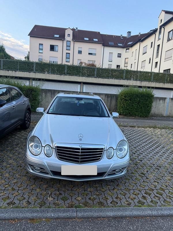 Silber Gebraucht 2008 Mercedes E320 Limousine | 12.050 € - Bild 1/4