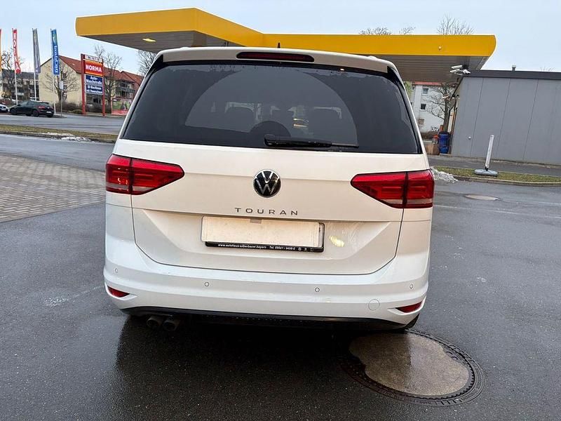 Gebraucht VW Touran Active 150 PS (110 kW) 2022 Weiß Van / Kleinbus