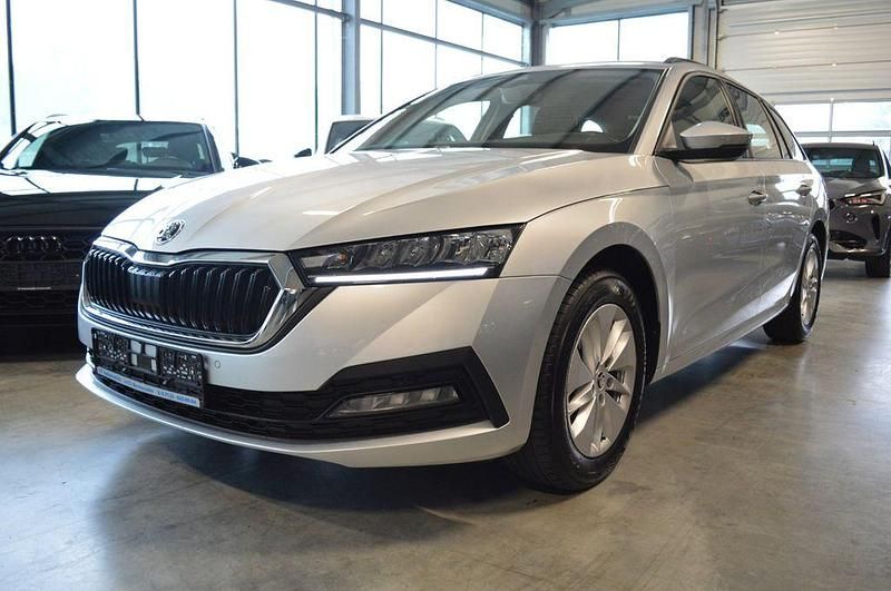Silber Gebraucht 2022 Skoda Octavia Ambition Limousine | 19.990 € (Guter Preis) - Bild 1/4