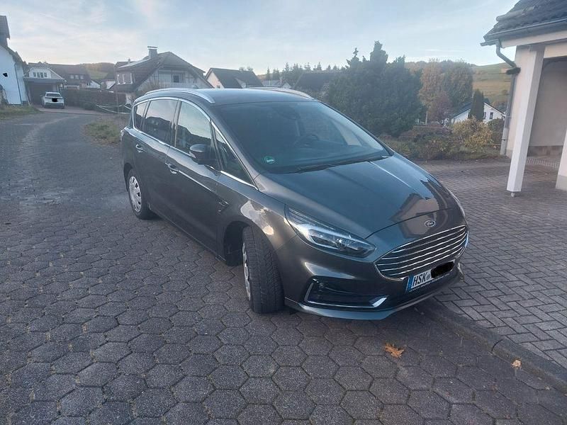 Grau Gebraucht 2022 Ford S-MAX Titanium Van / Kleinbus | 25.500 € (Fairer Preis) - Bild 1/4