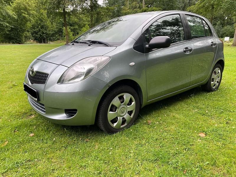 Grau Gebraucht 2007 Toyota Yaris Cool Limousine | 3.700 € (Etwas zu teuer) - Bild 1/4