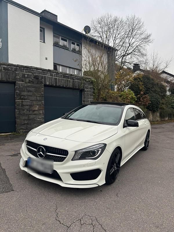 Weiß Gebraucht 2016 Mercedes CLA200 Shooting Brake AMG line Kombi | 17.499 € (Guter Preis) - Bild 1/4