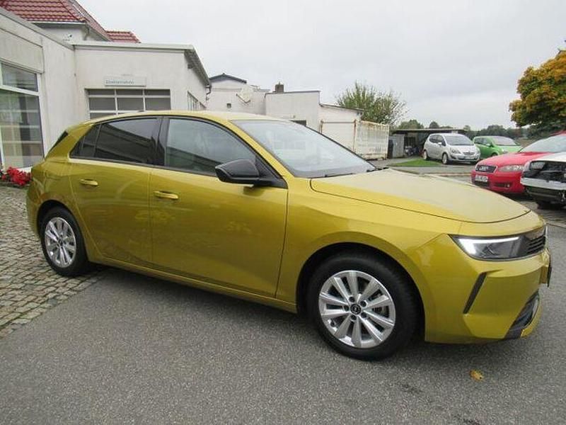 Gebraucht Opel Astra Elegance 131 PS (96 kW) 2023 Lackierung amber yellow/typ au Limousine